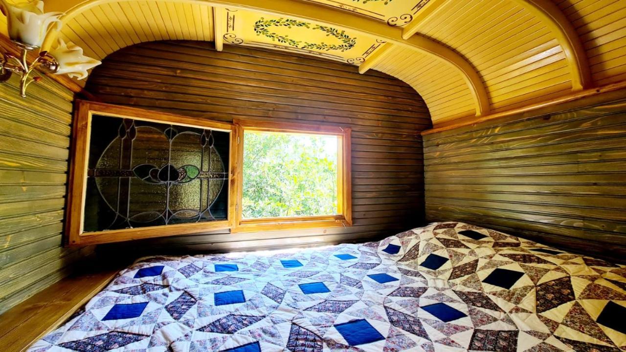 Luxury tent La Roulotte Du Coustal, Cajarc, Lot *